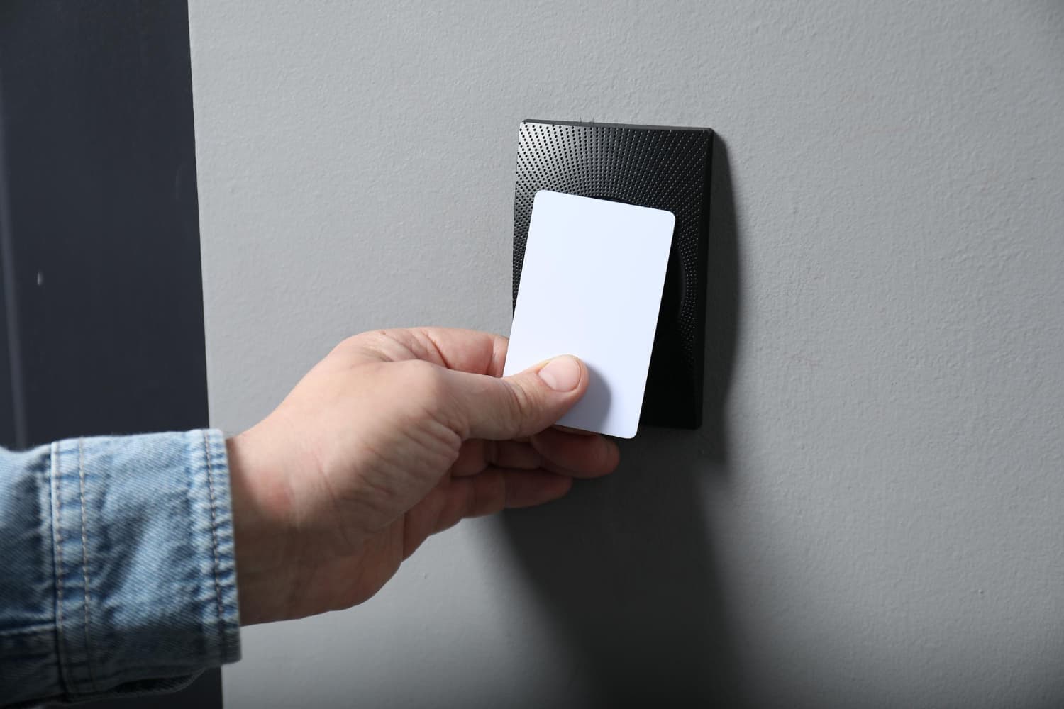 Qual a diferença entre cartão Mifare e cartão RFID?